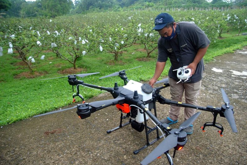 Teknologi Drone Pertanian: Meningkatkan Produksi dan Efisiensi