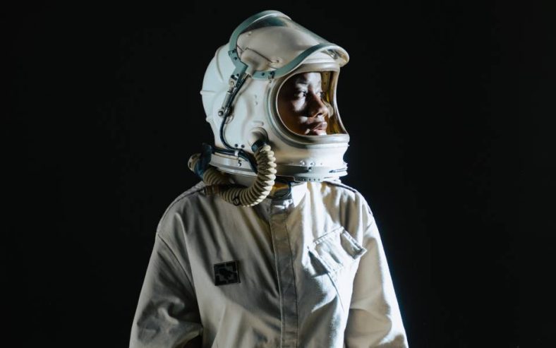 Lensa Gravitasi: Bukti Visual Paling Kuat atas Keberadaan