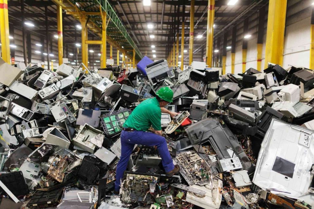 Revolusi Pengolahan Sampah Elektronik (E-Waste)